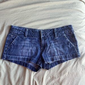 Vintage Y2K American Eagle Low Rise Denim Shorts — Size 8!!